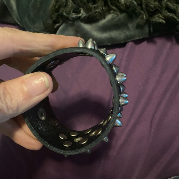 3 row leather metal cones 2 snap bracelet 8.5" - Picture 3 of 7